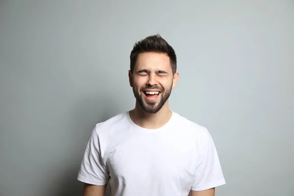 Young Man Laughing Light Grey Background Funny Joke — Stock Photo, Image