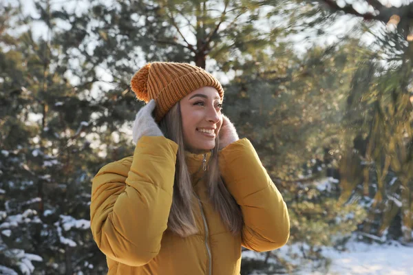Νεαρή Γυναίκα Απολαμβάνει Χειμωνιάτικη Μέρα Στο Δάσος — Φωτογραφία Αρχείου