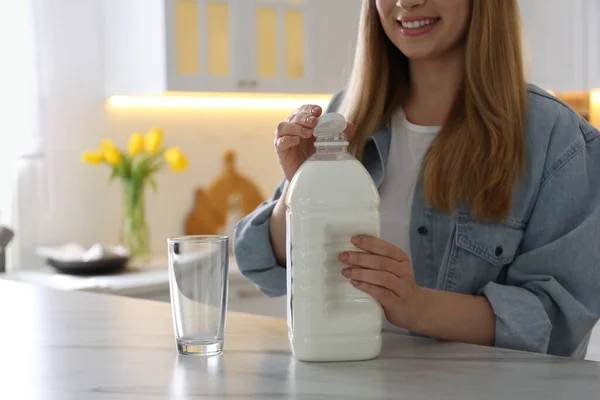 Młoda Kobieta Butelką Mleka Białym Marmurowym Stole Kuchni Zbliżenie — Zdjęcie stockowe