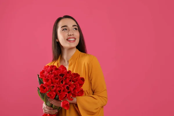 Donna Felice Con Bouquet Tulipani Rossi Sfondo Rosa Spazio Testo — Foto Stock