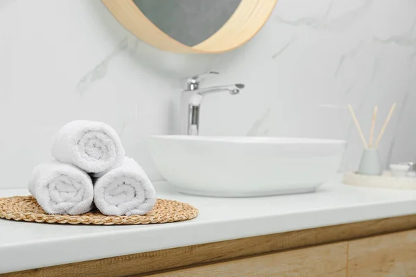 浴室白色桌子上的滚筒浴巾 文字空间 — 图库照片