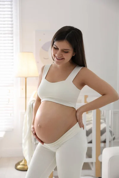 Glückliche Schwangere Frau Hause Wahl Des Babynamens — Stockfoto