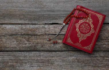 Müslümanların tespih ve Kur 'an' ı ahşap masanın üstünde, manzaralı. Metin için boşluk