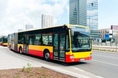 Şehir caddesindeki modern otobüs. Toplu taşıma