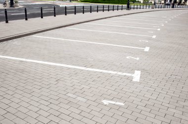 Açık hava otoparklarında beyaz çizgiler var.