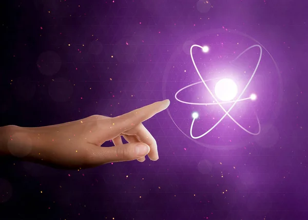 Жінка Вказує Віртуальну Модель Атома Фіолетовому Фоні Крупним Планом — стокове фото
