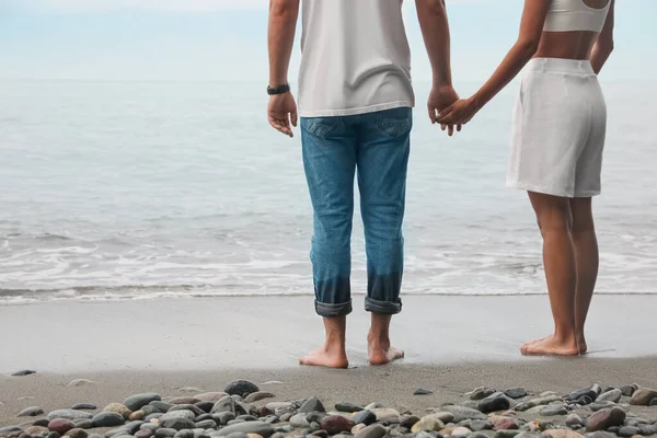 Casal Jovem Praia Perto Mar Close Espaço Para Texto — Fotografia de Stock