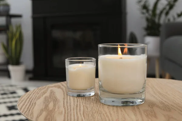 Brennende Kerzen Glashalterungen Auf Holztischen Drinnen Raum Für Text — Stockfoto