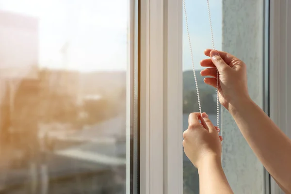 Mujer Abriendo Persianas Ventana Interior Primer Plano Espacio Para Texto — Foto de Stock