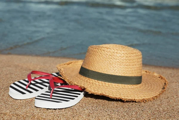 Striped Flip Flops Straw Hat Sandy Beach Sea — Photo