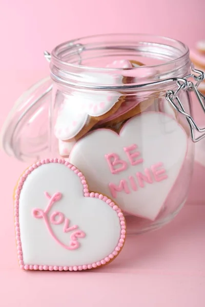 Tarro Vidrio Galletas Decoradas Forma Corazón Sobre Fondo Rosa Dulce —  Fotos de Stock