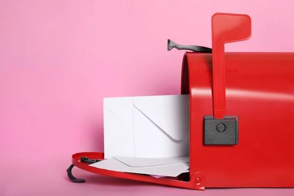 Abrir Caixa Letra Vermelha Com Envelopes Sobre Fundo Rosa Close — Fotografia de Stock