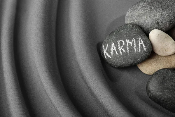 Piedras Con Palabra Karma Sobre Tela Gris Sobre Vista Espacio —  Fotos de Stock