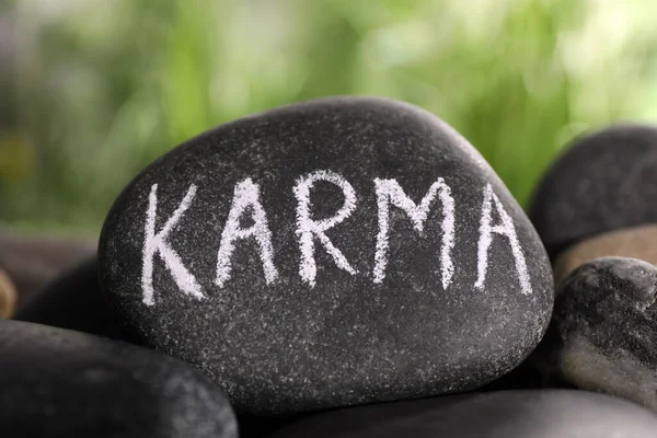 Stein Mit Wort Karma Auf Verschwommenem Hintergrund Nahaufnahme — Stockfoto