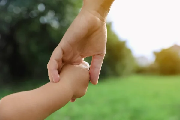Dottern Håller Mammas Hand Parken Närbild Lycklig Familj — Stockfoto