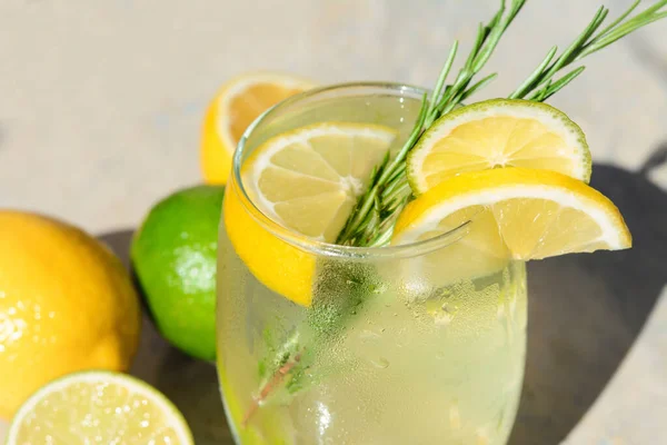 Sommer Erfrischende Limonade Und Zutaten Auf Hellgrauem Tisch Nahaufnahme — Stockfoto