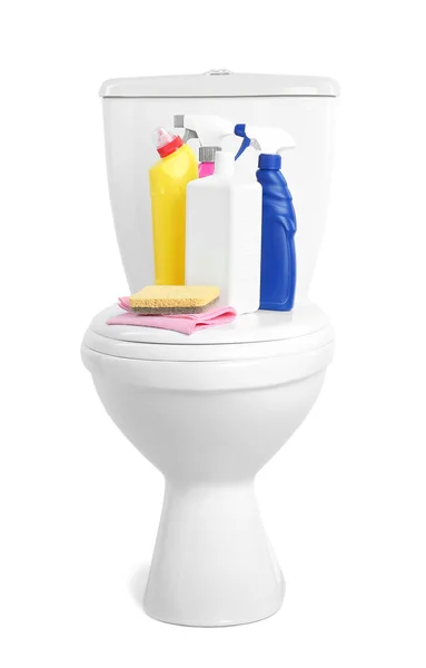 Verschiedene Reinigungsmittel Auf Toilettenschüssel Vor Weißem Hintergrund — Stockfoto