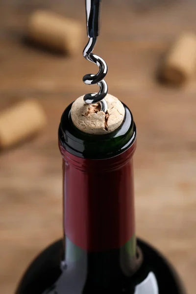 Öffnung Der Weinflasche Mit Korkenzieher Auf Dem Tisch Nahaufnahme — Stockfoto
