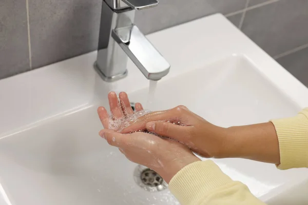 Kvinna Tvätta Händerna Med Vatten Från Kranen Badrummet Närbild — Stockfoto
