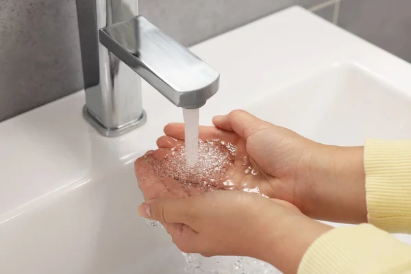 Frau Wäscht Sich Bad Die Hände Mit Wasser Aus Dem — Stockfoto