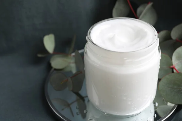 Glas Handcreme Und Eukalyptuszweige Auf Grauem Hintergrund Platz Für Text — Stockfoto