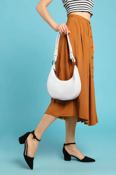 Mujer Elegante Con Bolso Baguette Moda Sobre Fondo Turquesa Primer — Foto de Stock