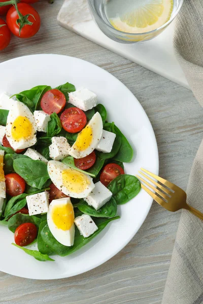 Köstlicher Salat Mit Gekochten Eiern Feta Käse Und Tomaten Auf — Stockfoto