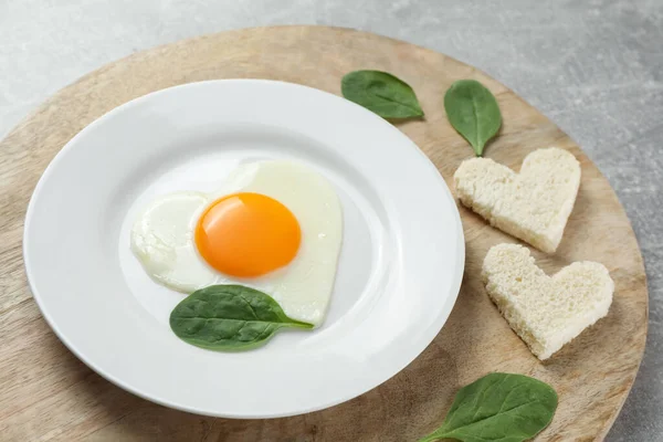 Desayuno Romántico Con Huevo Frito Forma Corazón Brindis Sobre Mesa — Foto de Stock