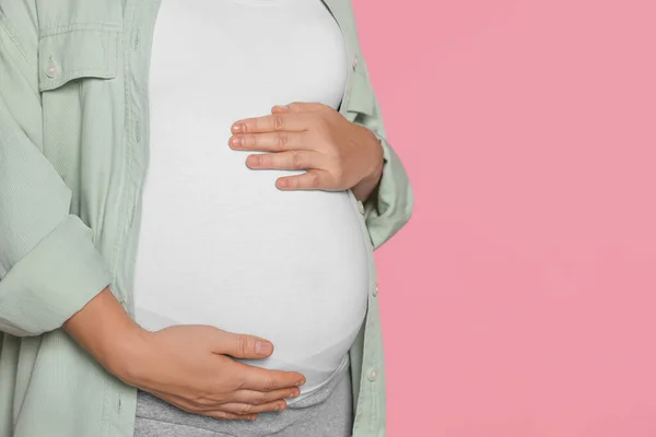 Gravid Kvinde Lyserød Baggrund Tæt Plads Til Tekst - Stock-foto