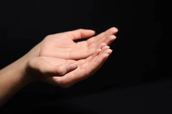Mulher Estendendo Mãos Para Luz Escuridão Close — Fotografia de Stock
