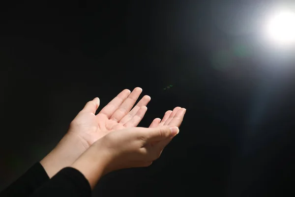 Vrouw Strekken Handen Naar Het Licht Duisternis Close — Stockfoto