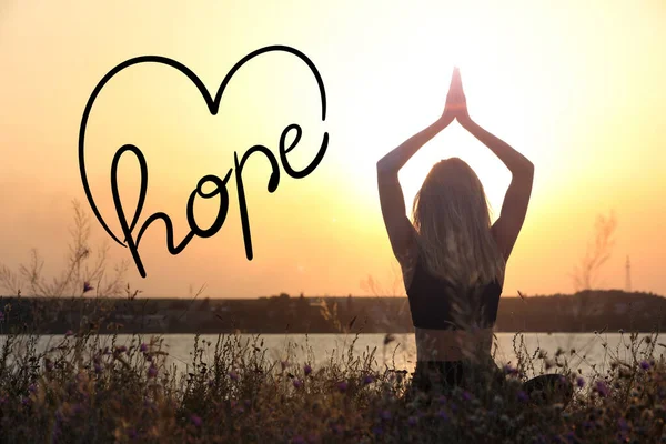 Konzept Der Hoffnung Frau Meditiert Meer Bei Sonnenuntergang Rückansicht — Stockfoto