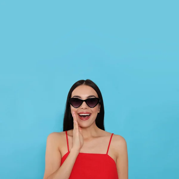Atractiva Mujer Feliz Gafas Sol Moda Contra Fondo Azul Claro — Foto de Stock