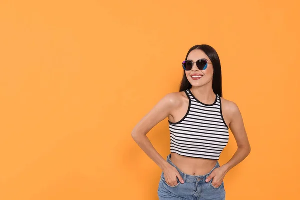 Attraktiv Lycklig Kvinna Fashionabla Solglasögon Mot Orange Bakgrund Plats För — Stockfoto