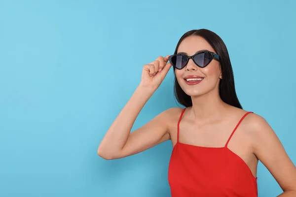 Atractiva Mujer Feliz Tocando Gafas Sol Moda Sobre Fondo Azul — Foto de Stock