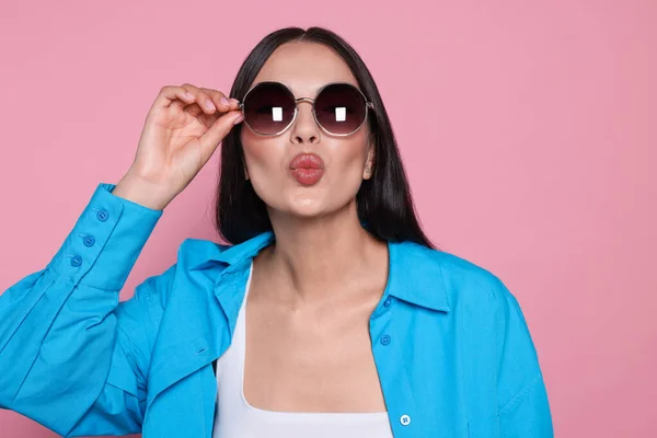 Atractiva Mujer Feliz Tocando Gafas Sol Moda Sobre Fondo Rosa — Foto de Stock