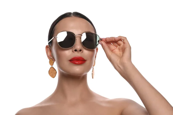 Atrakcyjna Kobieta Modnych Okularach Przeciwsłonecznych Białym Tle — Zdjęcie stockowe