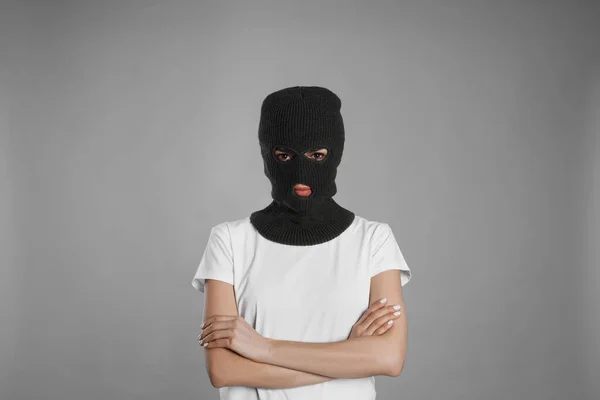 Mulher Vestindo Balaclava Malha Fundo Cinza — Fotografia de Stock