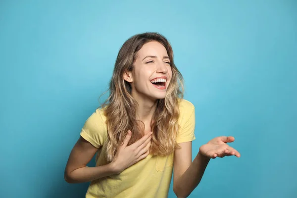 Wesoła Młoda Kobieta Śmiejąca Się Jasnoniebieskim Tle — Zdjęcie stockowe