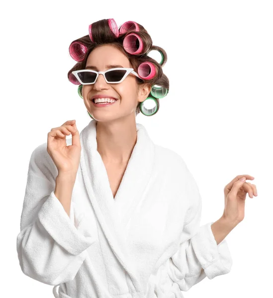Mulher Bonita Roupão Banho Com Encrespadores Cabelo Óculos Sol Fundo — Fotografia de Stock