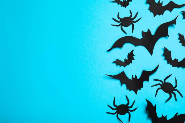 Açık Mavi Zemin Üzerinde Kağıt Yarasalar Örümcekler Ile Düz Kompozisyon — Stok fotoğraf