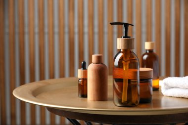 Kutu kapağı ve kozmetik ürünleri kapalı alandaki tepside.