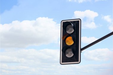 Mavi gökyüzüne karşı trafik ışığı, metin için boşluk