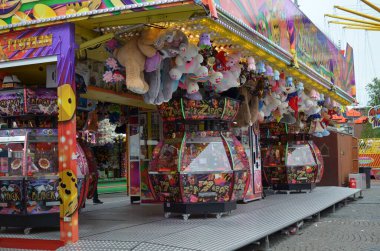 GRONINGEN, NETHERLANDS - 20 Mayıs 2022: Açık hava eğlence parkında birçok farklı oyuncak ve eğlence