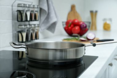 Mutfaktaki indüksiyon sobasında boş tava.