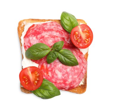 Beyaz arka planda krem peynirli, domatesli, salamlı ve fesleğenli lezzetli tost.