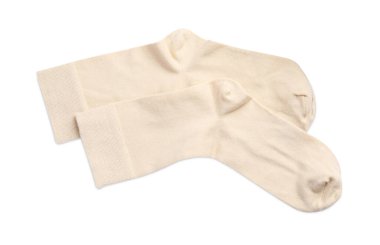 Beyaz arka planda bir çift bej çorap, üst manzara