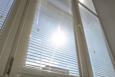 Odada yatay jaluzili, düşük açılı pencereler