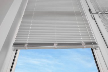 Yatay jaluzili şık pencere, düşük açı görünümü