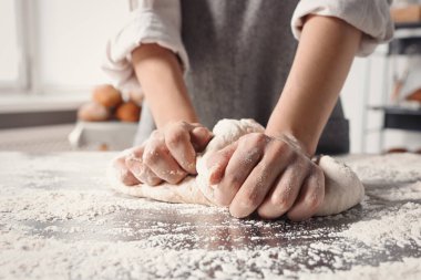 Mutfakta hamur yoğuran kadın, yakın plan.